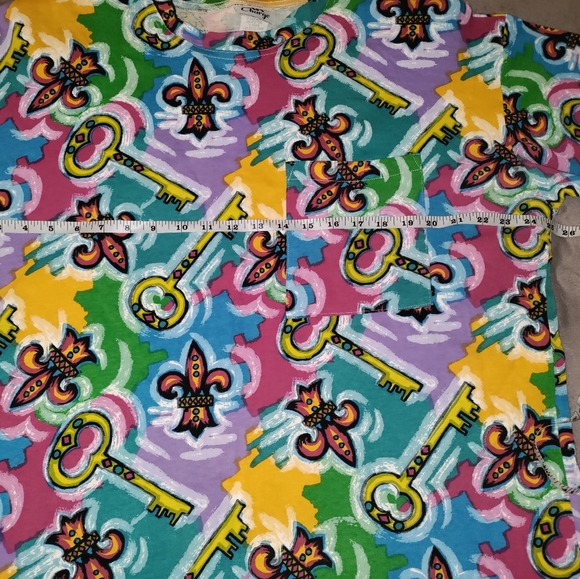 In Charge | VINTAGE MARDI GRAS SHORT SLEEVE T-SHIRT WITH SHOULDER PADS  ONE SIZE - Picture 12 of 15